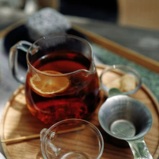 herbata z pomarańczą na tacy