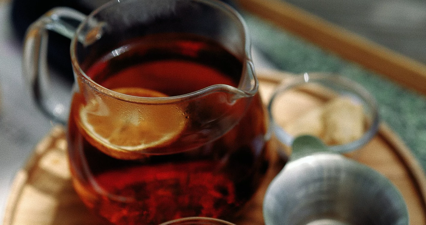 herbata z pomarańczą na tacy