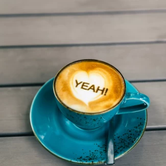 kawa, na której zrobiono napis 