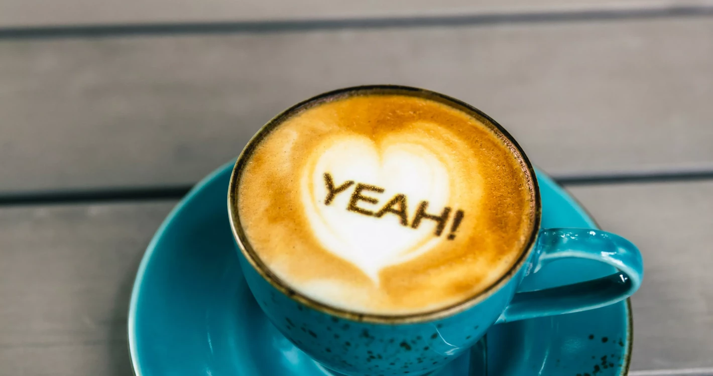 kawa, na której zrobiono napis 