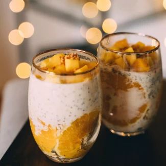 deser z jogurtem i żółtymi owocami