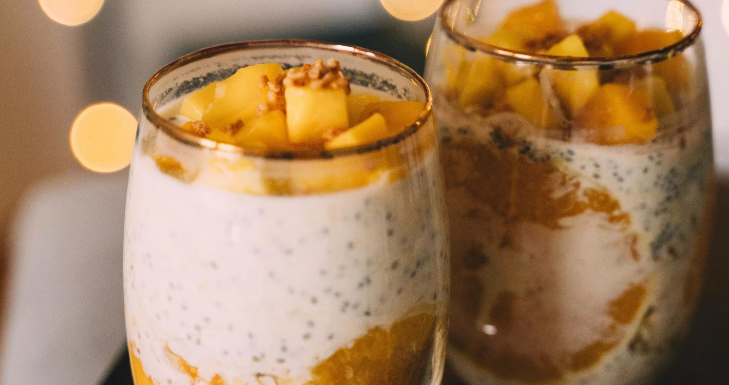 deser z jogurtem i żółtymi owocami