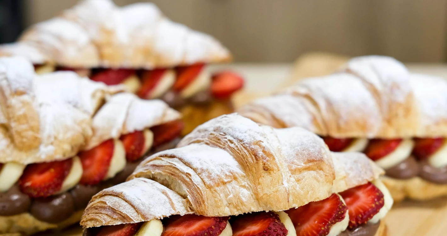 croissanty z truskawkami, bananami i czekoladą w środku