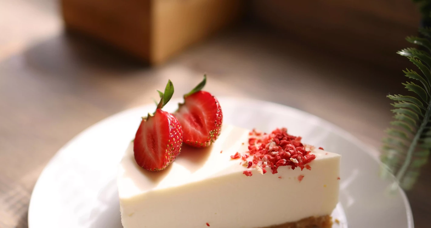 sernik ozdobiony truskawkami