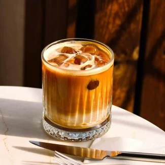 mrożona kawa z kostkami lodu