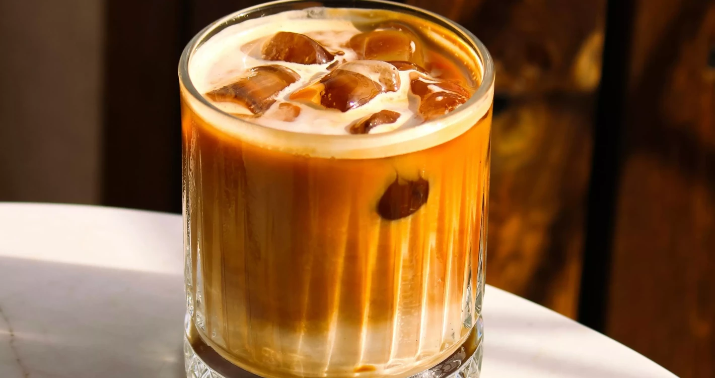 mrożona kawa z kostkami lodu